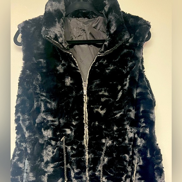 Faux Fur black Vest - Picture 1 of 4